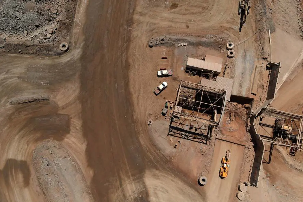 finite element analysis (FEA) and discrete element method (DEM)